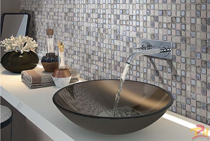 Giá gạch mosaic thủy tinh dao động từ 250.000 - 600.000 VNĐ/m² Giá gạch mosaic thủy tinh dao động từ 250.000 - 600.000 VNĐ/m²